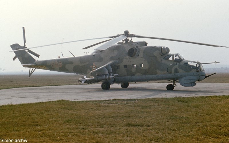 Kép a Mil Mi-24 típusú, 008 oldalszámú gépről.