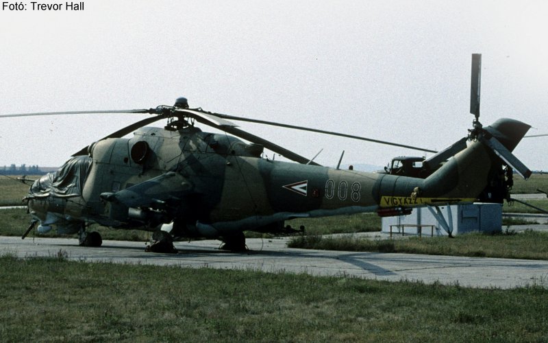 Kép a Mil Mi-24 típusú, 008 oldalszámú gépről.