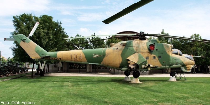 Kép a Mil Mi-24 típusú, 104 (2) oldalszámú gépről.