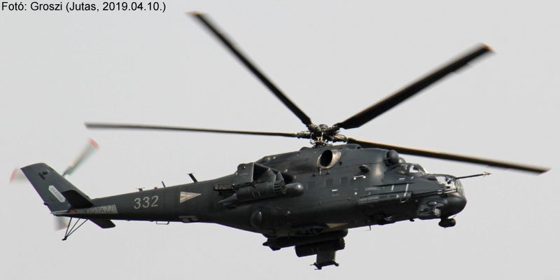 Kép a Mil Mi-24 típusú, 332 oldalszámú gépről.