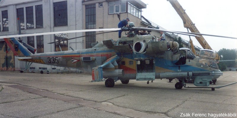 Kép a Mil Mi-24 típusú, 335 oldalszámú gépről.
