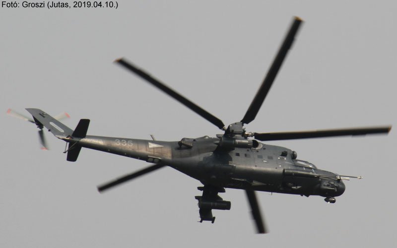 Kép a Mil Mi-24 típusú, 335 oldalszámú gépről.