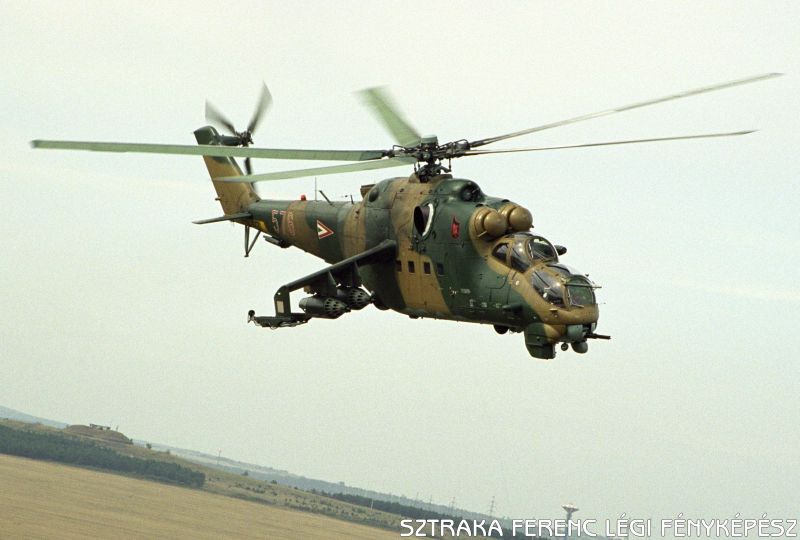 Kép a Mil Mi-24 típusú, 576 oldalszámú gépről.