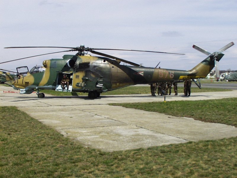 Kép a Mil Mi-24 típusú, 576 oldalszámú gépről.