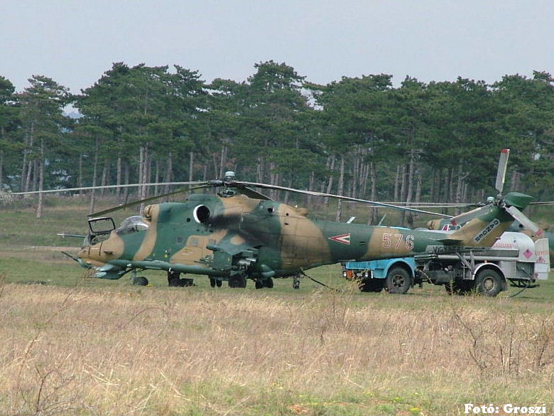 Kép a Mil Mi-24 típusú, 576 oldalszámú gépről.