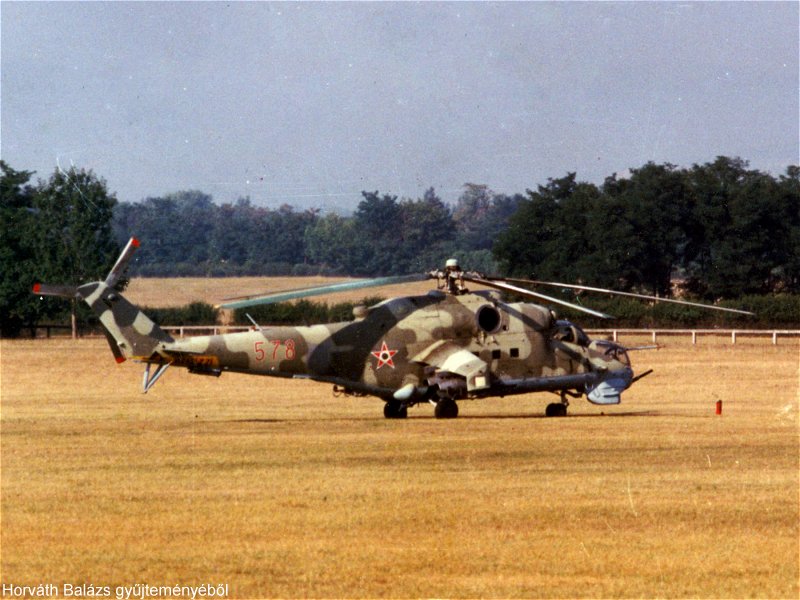 Kép a Mil Mi-24 típusú, 578 oldalszámú gépről.