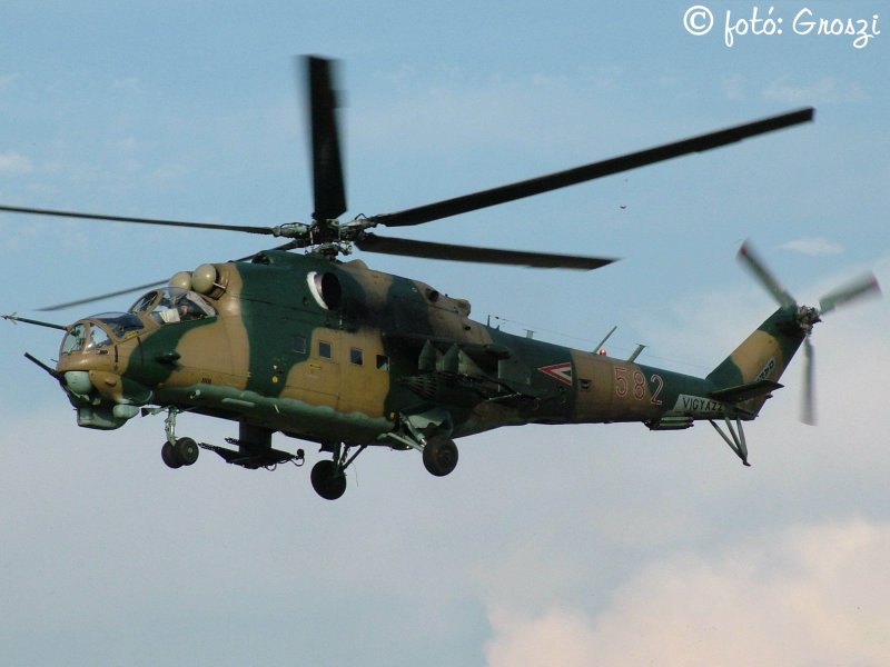 Kép a Mil Mi-24 típusú, 582 oldalszámú gépről.