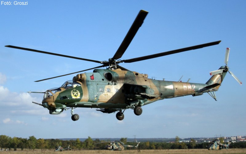 Kép a Mil Mi-24 típusú, 582 oldalszámú gépről.