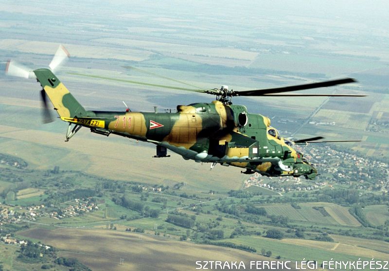 Kép a Mil Mi-24 típusú, 711 oldalszámú gépről.