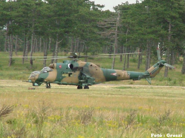 Kép a Mil Mi-24 típusú, 712 oldalszámú gépről.