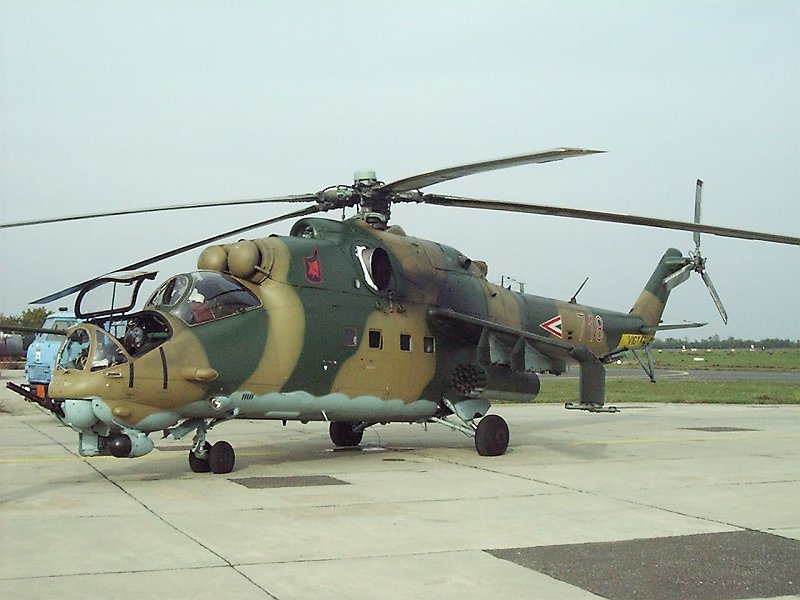 Kép a Mil Mi-24 típusú, 718 oldalszámú gépről.