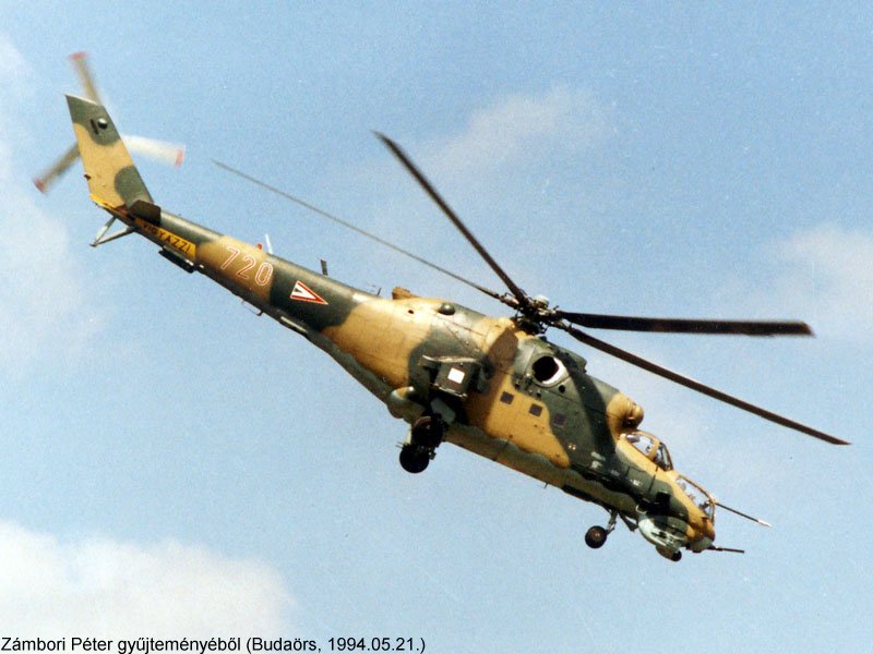 Kép a Mil Mi-24 típusú, 720 oldalszámú gépről.