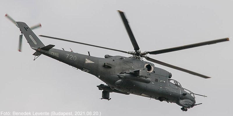 Kép a Mil Mi-24 típusú, 720 oldalszámú gépről.