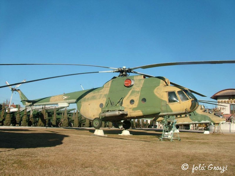 Kép a Mil Mi-8 típusú, 10424 oldalszámú gépről.