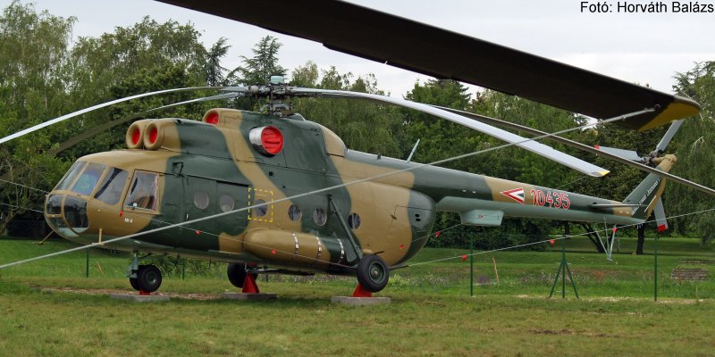 Kép a Mil Mi-8 típusú, 10435 oldalszámú gépről.