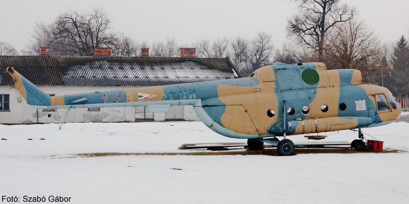 Kép a Mil Mi-8 típusú, 10442 oldalszámú gépről.