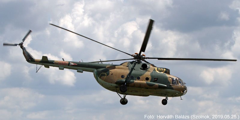 Kép a Mil Mi-8 típusú, 3301 oldalszámú gépről.