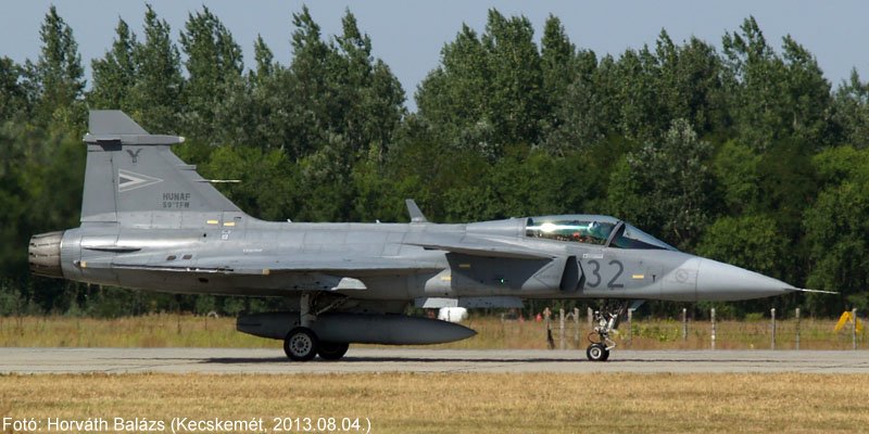 Kép a SAAB JAS-39 Gripen típusú, 32 oldalszámú gépről.