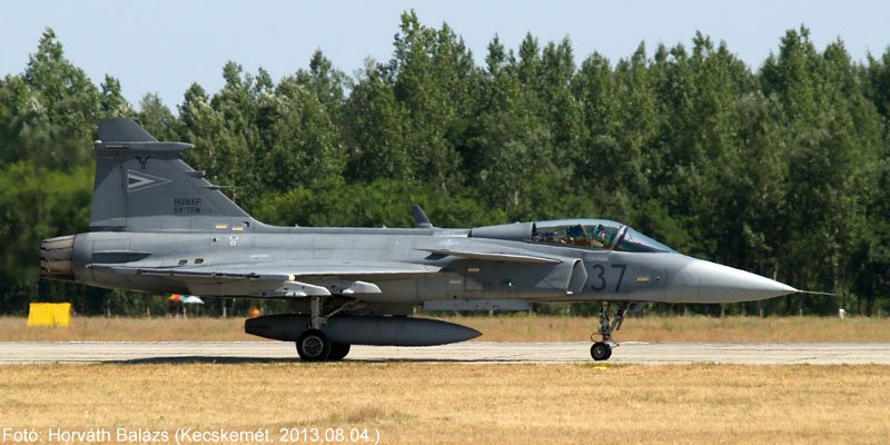 Kép a SAAB JAS-39 Gripen típusú, 37 oldalszámú gépről.