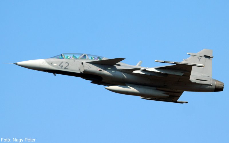 Kép a SAAB JAS-39 Gripen típusú, 42 oldalszámú gépről.