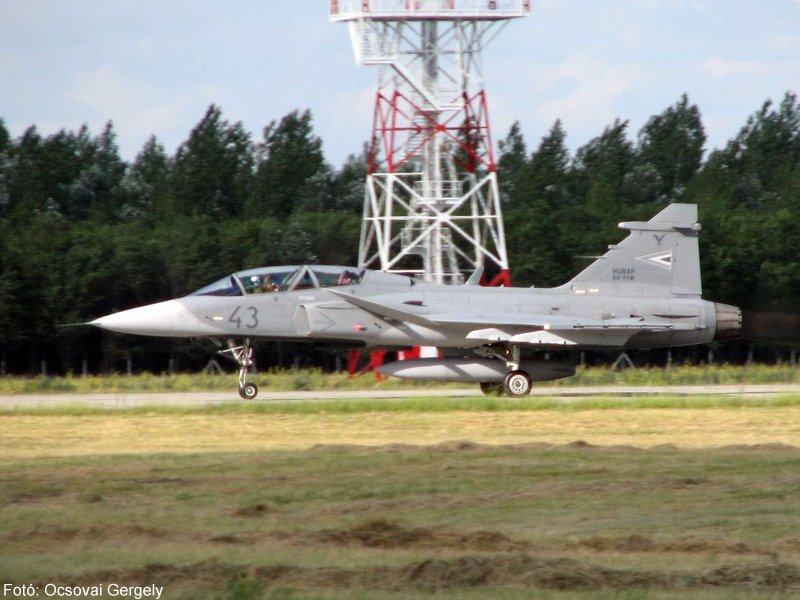 Kép a SAAB JAS-39 Gripen típusú, 43 oldalszámú gépről.