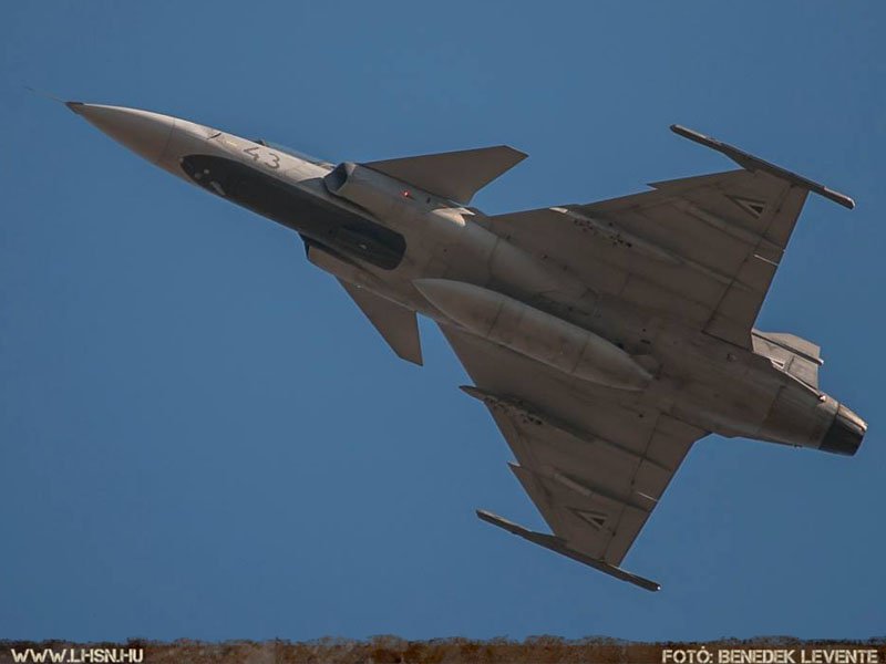 Kép a SAAB JAS-39 Gripen típusú, 43 oldalszámú gépről.