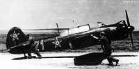 Kép a Jakovlev Jak-18 típusú, piros 21 oldalszámú gépről.