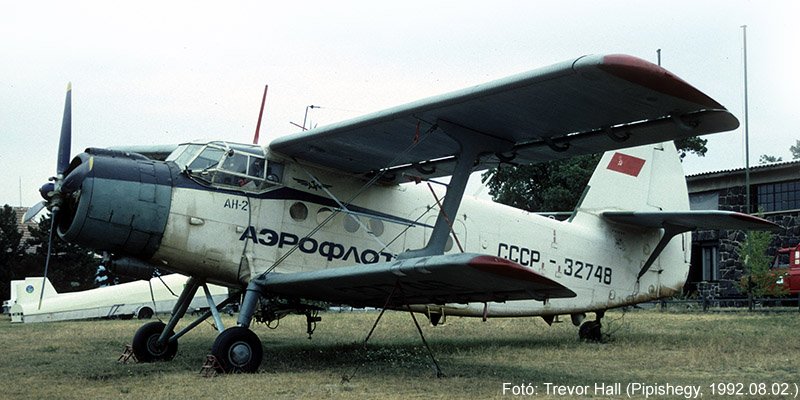 Kép a CCCP-32748 lajstromú gépről.