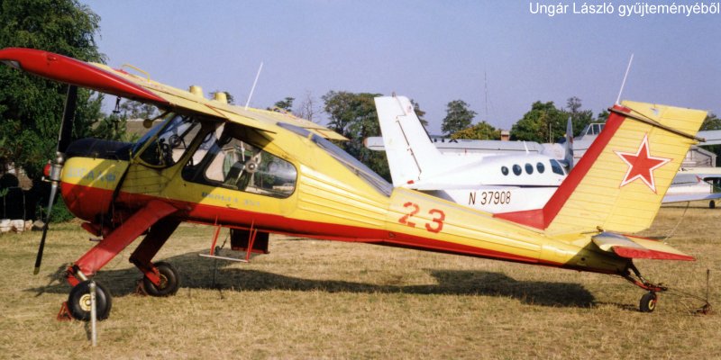 Kép a DOSZAAF piros 23 lajstromú gépről.
