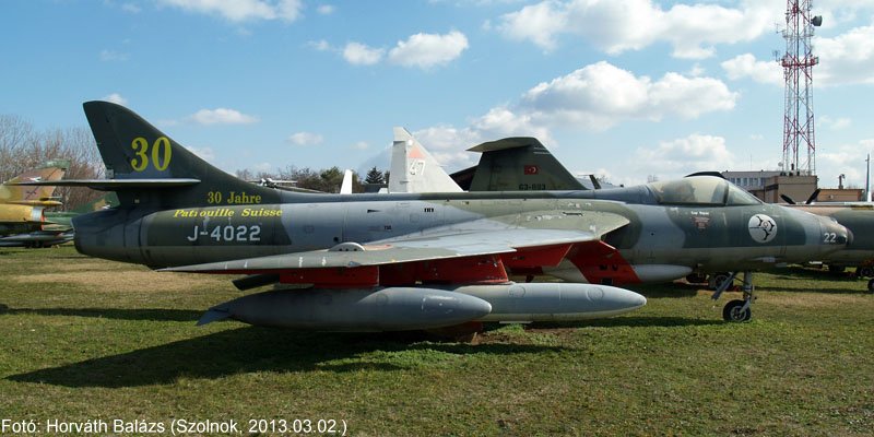 Kép a Hawker Hunter típusú, svájci katonai J-4022 oldalszámú gépről.