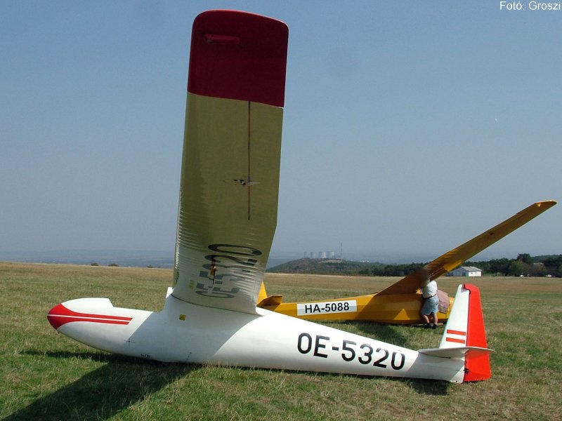 Kép a OE-5320 lajstromú gépről.