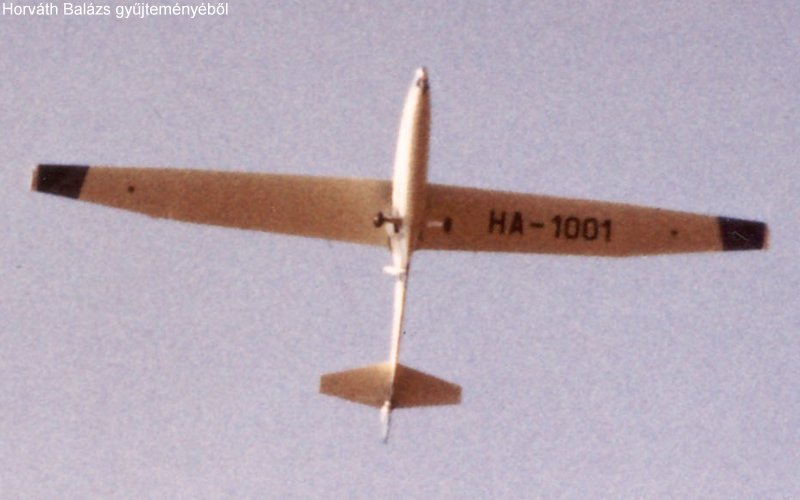 Kép a HA-1001 (3) lajstromú gépről.