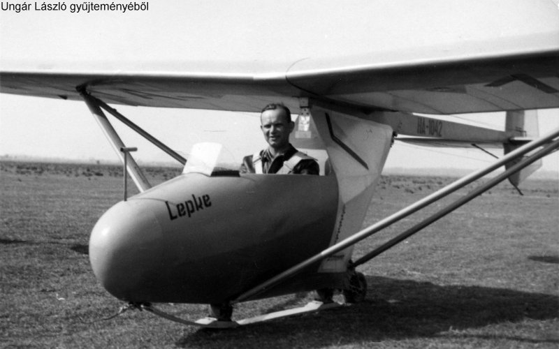 Kép a HA-1042 (2) lajstromú gépről.