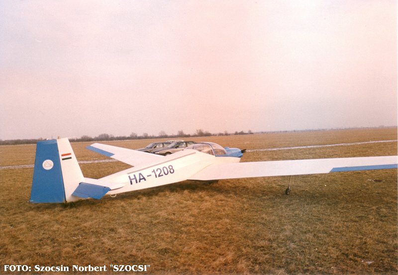 Kép a HA-1208 (2) lajstromú gépről.