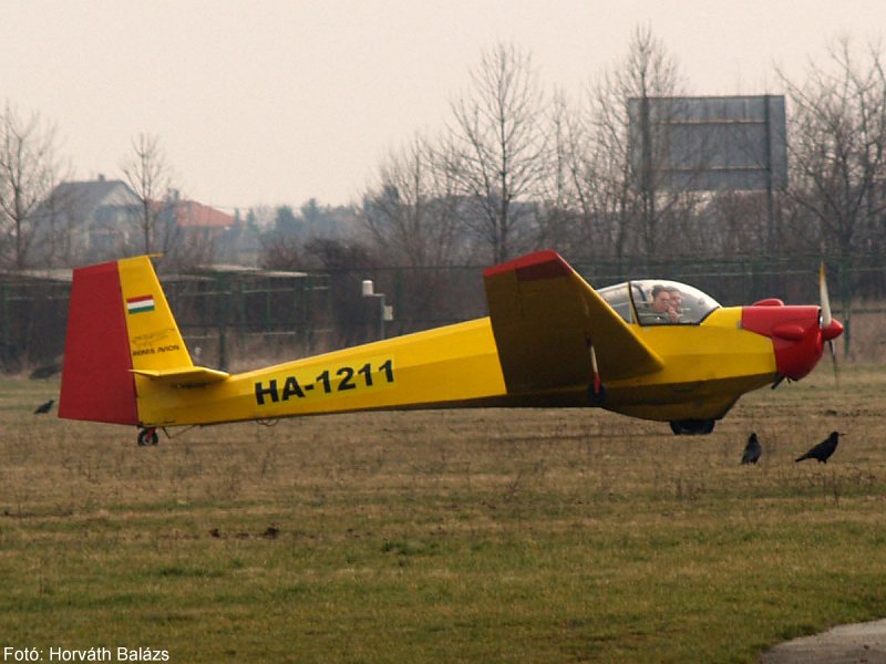 Kép a HA-1211 (2) lajstromú gépről.