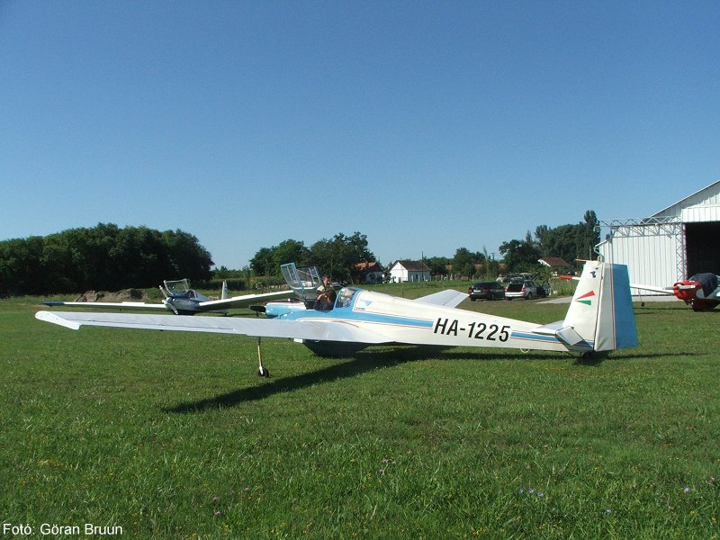 Kép a HA-1225 (2) lajstromú gépről.