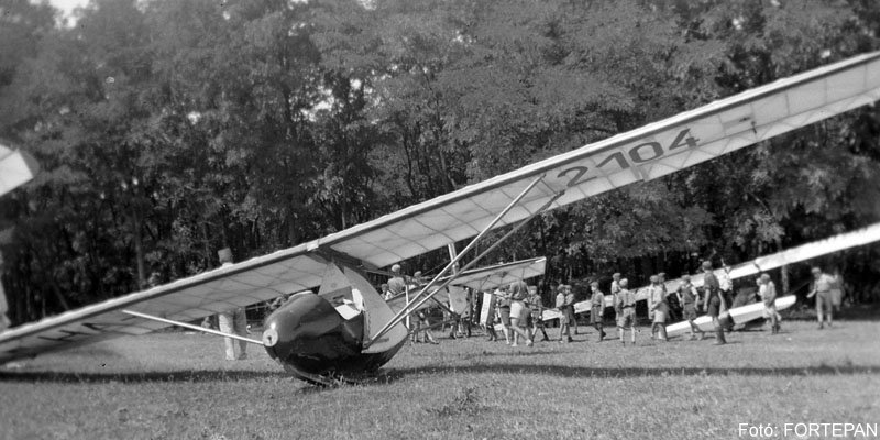 Kép a HA-2104 lajstromú gépről.