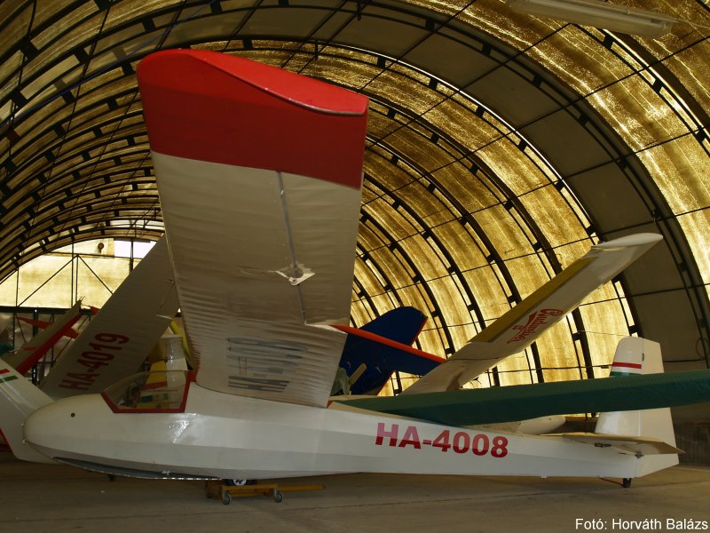 Kép a HA-4008 (2) lajstromú gépről.