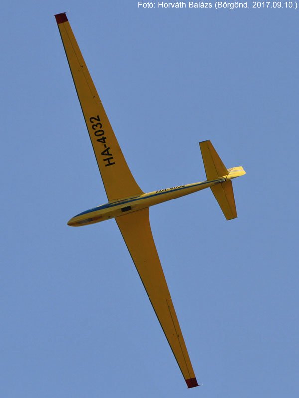 Kép a HA-4032 (2) lajstromú gépről.