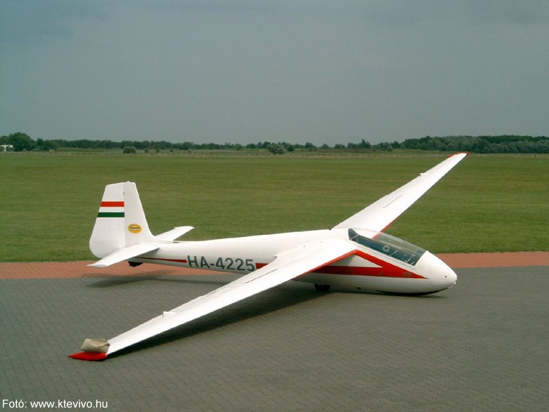 Kép a HA-4225 lajstromú gépről.