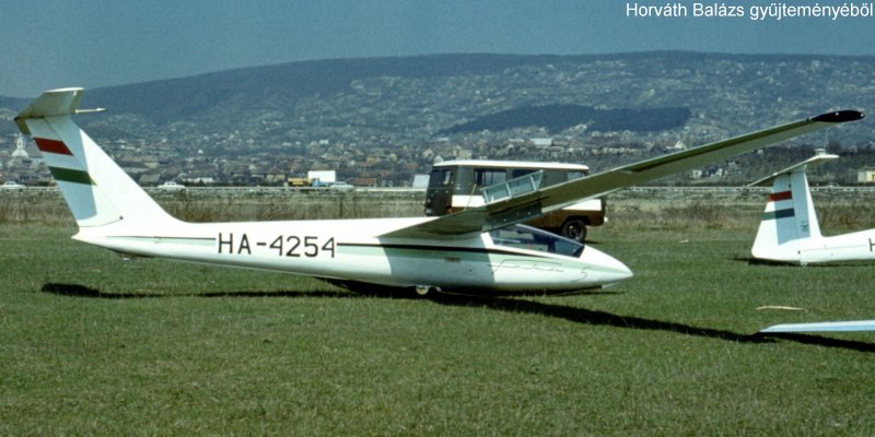 Kép a HA-4254 lajstromú gépről.