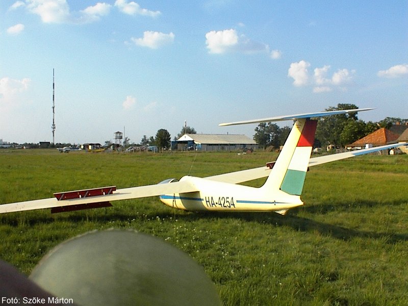 Kép a HA-4254 lajstromú gépről.