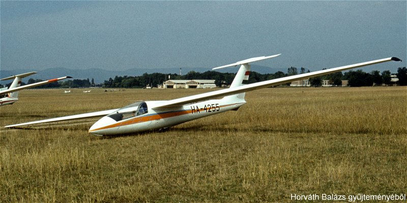 Kép a HA-4255 lajstromú gépről.