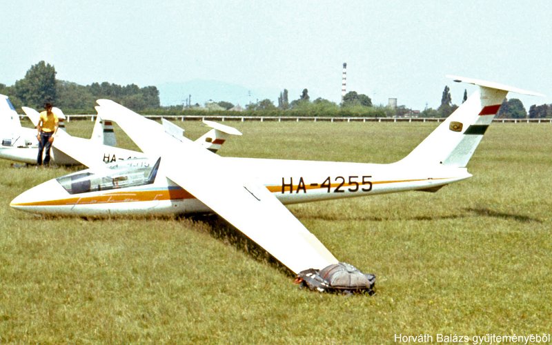 Kép a HA-4255 lajstromú gépről.