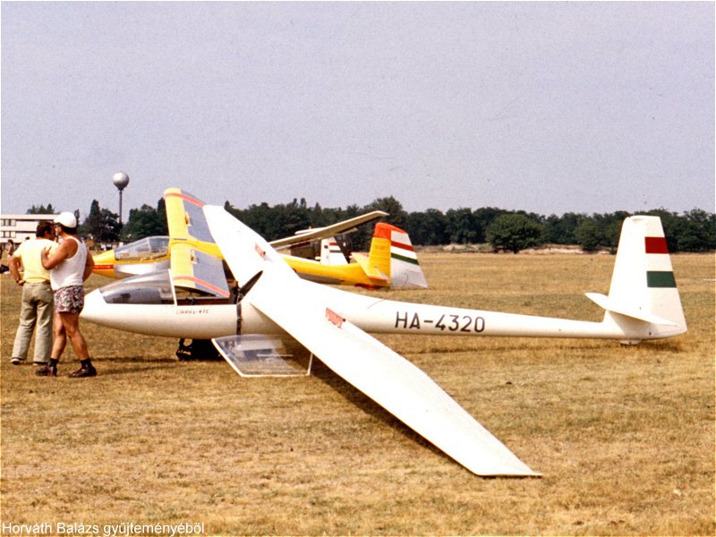 Kép a HA-4320 lajstromú gépről.