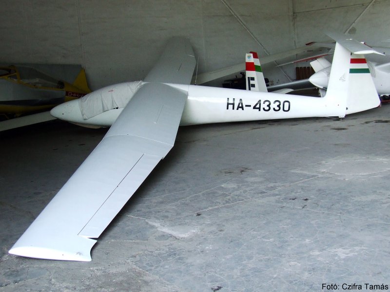 Kép a HA-4330 lajstromú gépről.