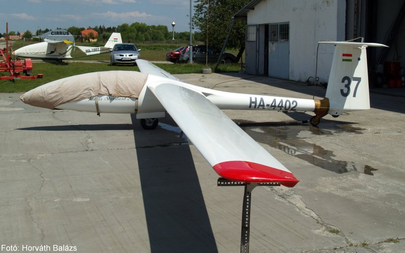 Kép a HA-4402 lajstromú gépről.