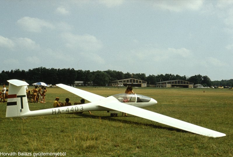 Kép a HA-4403 lajstromú gépről.