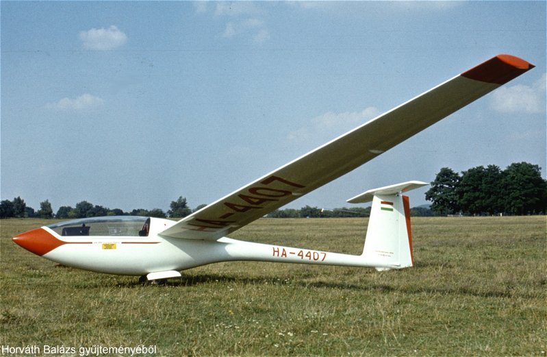 Kép a HA-4407 lajstromú gépről.