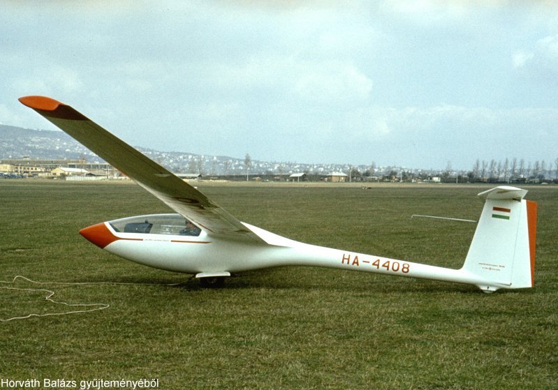 Kép a HA-4408 lajstromú gépről.